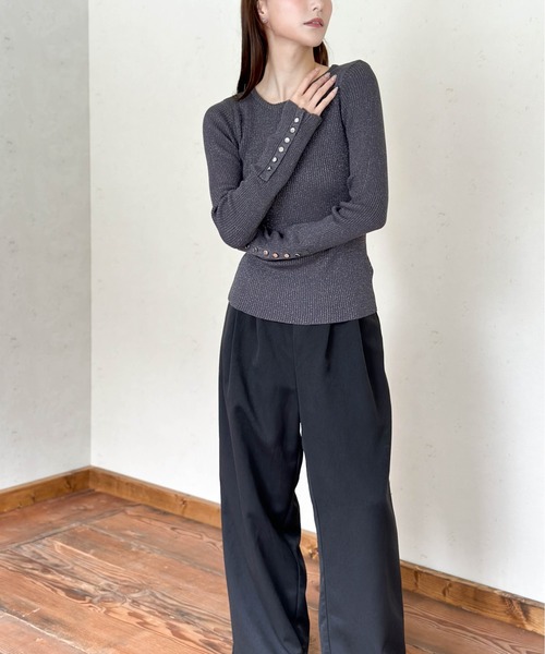 Per sist ence(パーシエンス)の「ラメリブシルバー釦クルーネックプルオーバー(Tシャツ/カットソー・レディース・ブラック/チャコールグレー/シルバー・FREE)」の21枚目の写真
