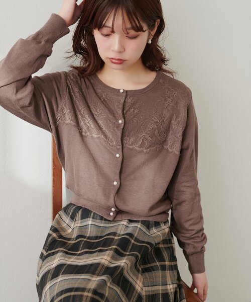 natural couture(ナチュラルクチュール)の「レース貼り付けきれいめニットカーディガン(カーディガン/ボレロ・レディース・アイボリー/ブラック/ラベンダー/ブルー系その他/モカ・FREE)」の4枚目の写真