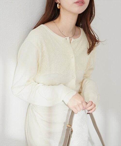 natural couture(ナチュラルクチュール)の「レース貼り付けきれいめニットカーディガン(カーディガン/ボレロ・レディース・アイボリー/ブラック/ラベンダー/ブルー系その他/モカ・FREE)」の3枚目の写真