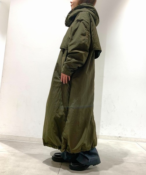 Q（キュー）の「フーディーパディングロングブルゾン（ブルゾン・レディース・カーキ/チャコールグレー・MEDIUM）」の4枚目の写真