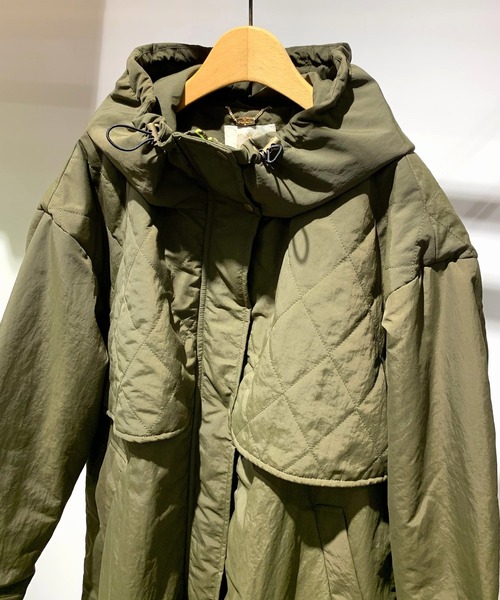 Q（キュー）の「フーディーパディングロングブルゾン（ブルゾン・レディース・カーキ/チャコールグレー・MEDIUM）」の6枚目の写真