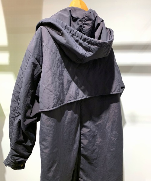 Q（キュー）の「フーディーパディングロングブルゾン（ブルゾン・レディース・カーキ/チャコールグレー・MEDIUM）」の8枚目の写真