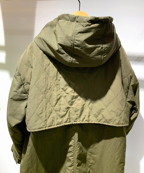 Q（キュー）の「フーディーパディングロングブルゾン（ブルゾン・レディース・カーキ/チャコールグレー・MEDIUM）」の7枚目の写真