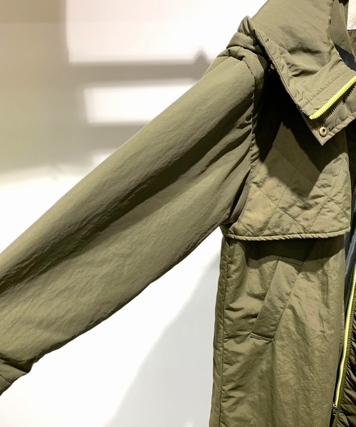 Q（キュー）の「フーディーパディングロングブルゾン（ブルゾン・レディース・カーキ/チャコールグレー・MEDIUM）」の9枚目の写真