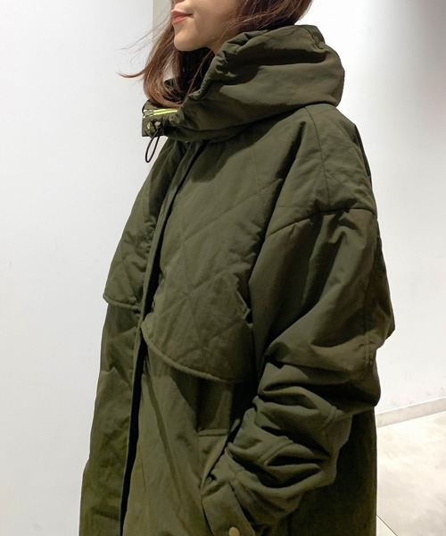 Q（キュー）の「フーディーパディングロングブルゾン（ブルゾン・レディース・カーキ/チャコールグレー・MEDIUM）」の12枚目の写真