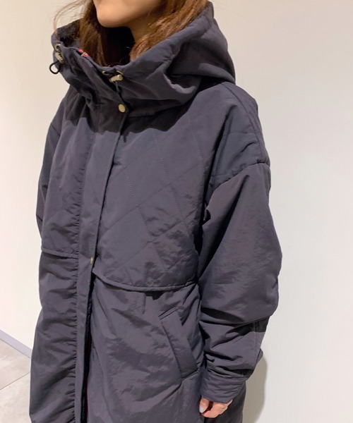 Q（キュー）の「フーディーパディングロングブルゾン（ブルゾン・レディース・カーキ/チャコールグレー・MEDIUM）」の13枚目の写真