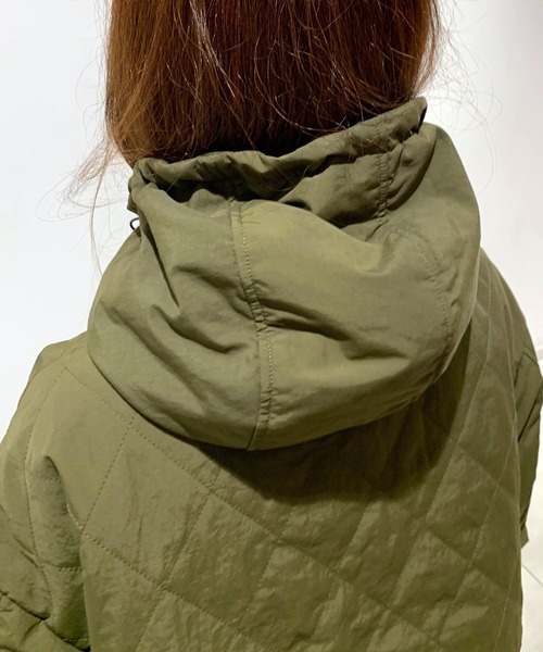 Q（キュー）の「フーディーパディングロングブルゾン（ブルゾン・レディース・カーキ/チャコールグレー・MEDIUM）」の14枚目の写真