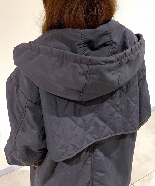 Q（キュー）の「フーディーパディングロングブルゾン（ブルゾン・レディース・カーキ/チャコールグレー・MEDIUM）」の15枚目の写真