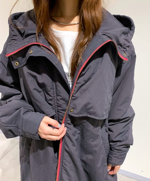 Q（キュー）の「フーディーパディングロングブルゾン（ブルゾン・レディース・カーキ/チャコールグレー・MEDIUM）」の16枚目の写真