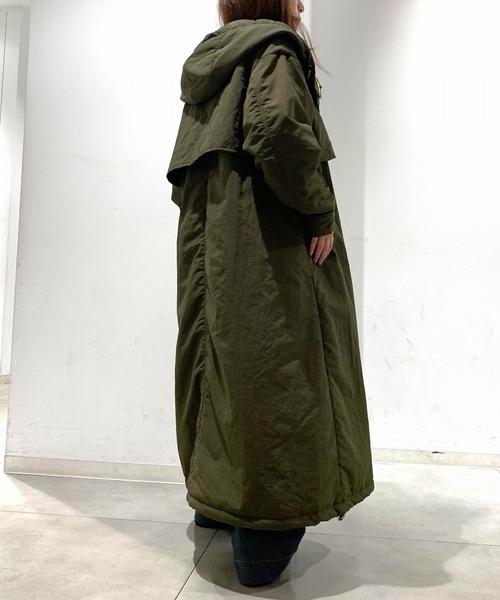 Q（キュー）の「フーディーパディングロングブルゾン（ブルゾン・レディース・カーキ/チャコールグレー・MEDIUM）」の18枚目の写真