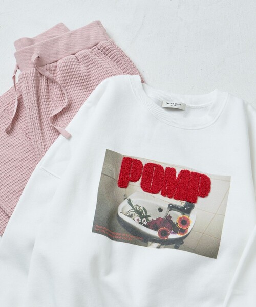 FREAK'S STORE（フリークスストア）の「限定展開　フラワー フォト × サガラ刺繍 裏起毛 スウェット（スウェット・レディース・ブラック/サックスブルー/オフホワイト/グレー・ﾌﾘ-）」の2枚目の写真