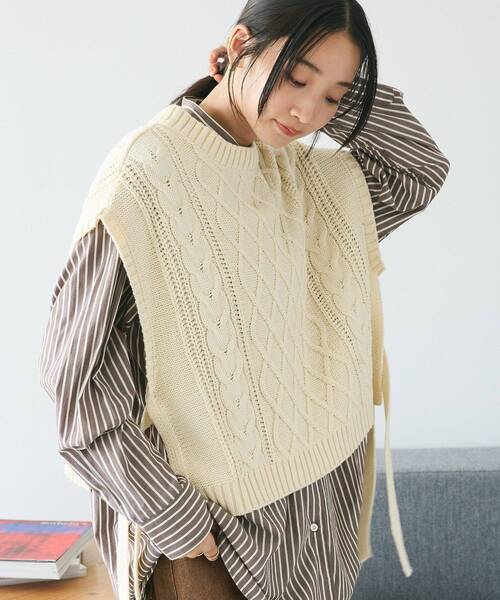 CRAFT STANDARD BOUTIQUE(クラフトスタンダードブティック)の「2WAYケーブルニットリボンベスト(ベスト・レディース・アイボリー/ブラック/グレー・FREE)」の2枚目の写真