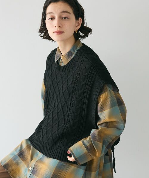 CRAFT STANDARD BOUTIQUE(クラフトスタンダードブティック)の「2WAYケーブルニットリボンベスト(ベスト・レディース・アイボリー/ブラック/グレー・FREE)」の1枚目の写真