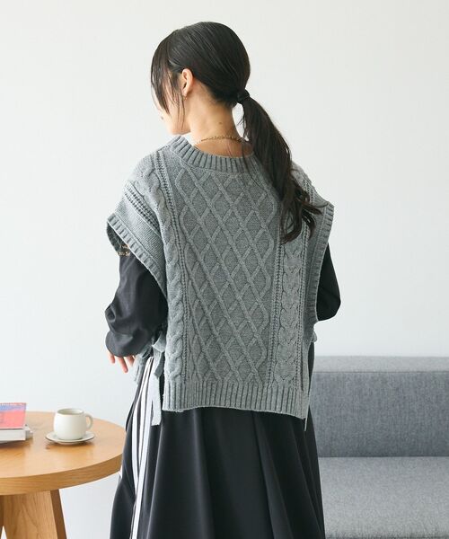 CRAFT STANDARD BOUTIQUE(クラフトスタンダードブティック)の「2WAYケーブルニットリボンベスト(ベスト・レディース・アイボリー/ブラック/グレー・FREE)」の4枚目の写真