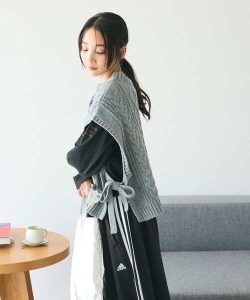 CRAFT STANDARD BOUTIQUE(クラフトスタンダードブティック)の「2WAYケーブルニットリボンベスト(ベスト・レディース・アイボリー/ブラック/グレー・FREE)」の5枚目の写真
