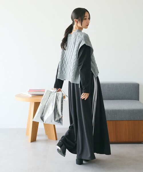 CRAFT STANDARD BOUTIQUE(クラフトスタンダードブティック)の「2WAYケーブルニットリボンベスト(ベスト・レディース・アイボリー/ブラック/グレー・FREE)」の9枚目の写真