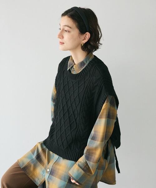CRAFT STANDARD BOUTIQUE(クラフトスタンダードブティック)の「2WAYケーブルニットリボンベスト(ベスト・レディース・アイボリー/ブラック/グレー・FREE)」の10枚目の写真