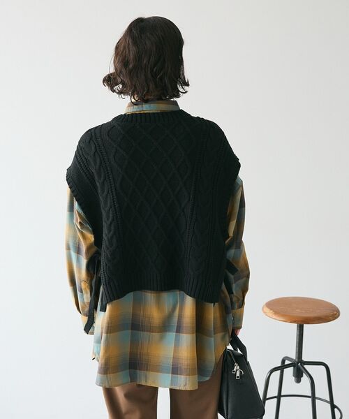CRAFT STANDARD BOUTIQUE(クラフトスタンダードブティック)の「2WAYケーブルニットリボンベスト(ベスト・レディース・アイボリー/ブラック/グレー・FREE)」の12枚目の写真