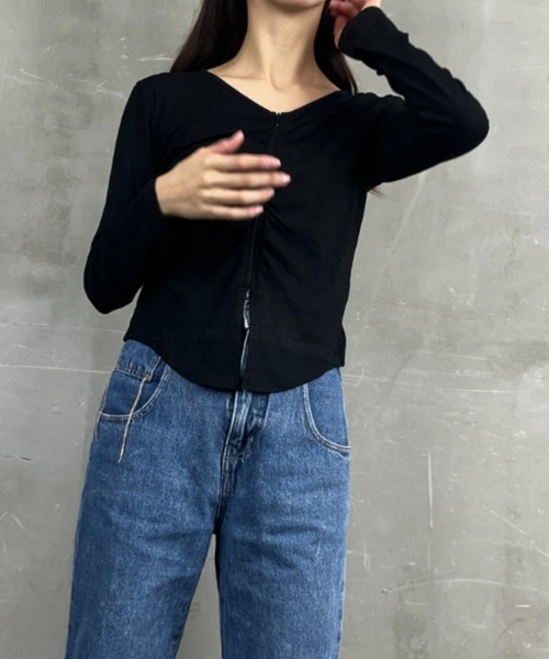 tolene(トレネ)の「フロントファスナーデザイン ギャザー Vネック ロングスリーブ カットソー(Tシャツ/カットソー・レディース・ホワイト/ブラック・FREE)」の10枚目の写真