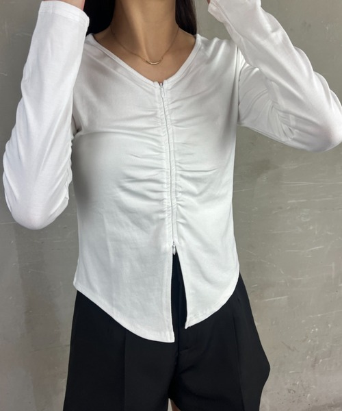 tolene(トレネ)の「フロントファスナーデザイン ギャザー Vネック ロングスリーブ カットソー(Tシャツ/カットソー・レディース・ホワイト/ブラック・FREE)」の5枚目の写真