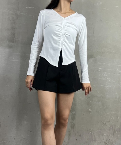 tolene(トレネ)の「フロントファスナーデザイン ギャザー Vネック ロングスリーブ カットソー(Tシャツ/カットソー・レディース・ホワイト/ブラック・FREE)」の6枚目の写真
