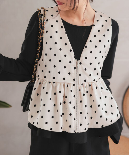 KOBE LETTUCE（コウベレタス）の「サテンフロッキードットフロントジップベスト（ベスト・レディース・ブラック/アイボリー・M）」の2枚目の写真