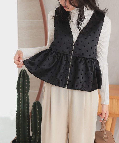 KOBE LETTUCE（コウベレタス）の「サテンフロッキードットフロントジップベスト（ベスト・レディース・ブラック/アイボリー・M）」の6枚目の写真