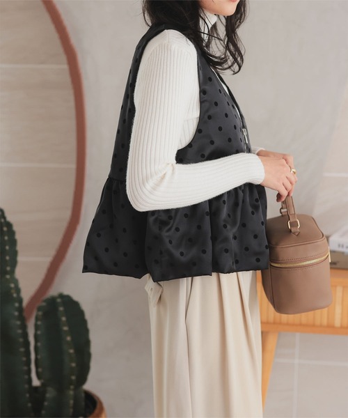 KOBE LETTUCE（コウベレタス）の「サテンフロッキードットフロントジップベスト（ベスト・レディース・ブラック/アイボリー・M）」の8枚目の写真