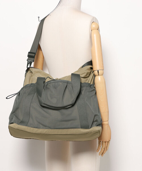 G-STAR（ジースター）の「【UNISEX】LIGHTWEIGHT MEGA TOTE BAG/ミリタリーディテールナイロントートバッグ/ショルダーバッグ（トートバッグ・レディース・グリーン系その他・ONE SIZE）」の2枚目の写真
