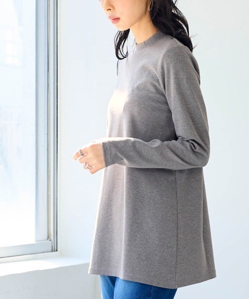 SMILE LAND(スマイルランド)の「<大きいサイズ>UVカット綿100%フライス素材モックネックフレアチュニックTシャツ(Tシャツ/カットソー・レディース・ブラック/ネイビー/オフホワイト/グレイッシュベージュ/ライム/チャコールグレー/ブラウン・3L/LL/4L/L/5L)」の1枚目の写真