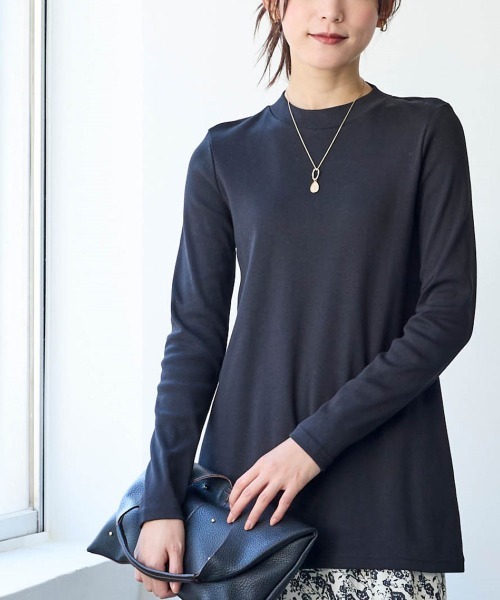 SMILE LAND(スマイルランド)の「<大きいサイズ>UVカット綿100%フライス素材モックネックフレアチュニックTシャツ(Tシャツ/カットソー・レディース・ブラック/ネイビー/オフホワイト/グレイッシュベージュ/ライム/チャコールグレー/ブラウン・3L/LL/4L/L/5L)」の3枚目の写真