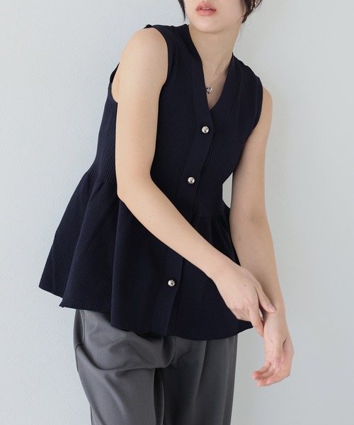 J by blue(ジェイバイブルー)の「ペプラムニットベスト(ベスト・レディース・ネイビー/ブラック/アイボリー・MEDIUM)」の3枚目の写真