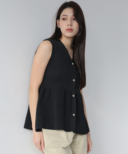 J by blue(ジェイバイブルー)の「ペプラムニットベスト(ベスト・レディース・ネイビー/ブラック/アイボリー・MEDIUM)」の2枚目の写真