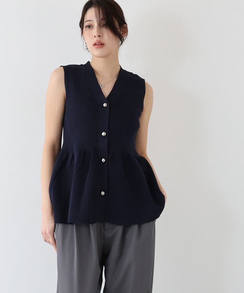 J by blue(ジェイバイブルー)の「ペプラムニットベスト(ベスト・レディース・ネイビー/ブラック/アイボリー・MEDIUM)」の4枚目の写真