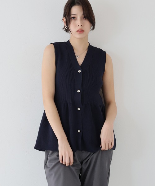 J by blue(ジェイバイブルー)の「ペプラムニットベスト(ベスト・レディース・ネイビー/ブラック/アイボリー・MEDIUM)」の5枚目の写真
