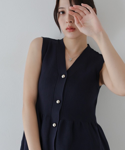 J by blue(ジェイバイブルー)の「ペプラムニットベスト(ベスト・レディース・ネイビー/ブラック/アイボリー・MEDIUM)」の8枚目の写真