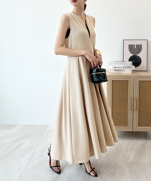Futier land(フューティアランド)の「Vネックポンチワンピース(ワンピース・レディース・ブラック/ライトベージュ・MEDIUM/LARGE)」の1枚目の写真