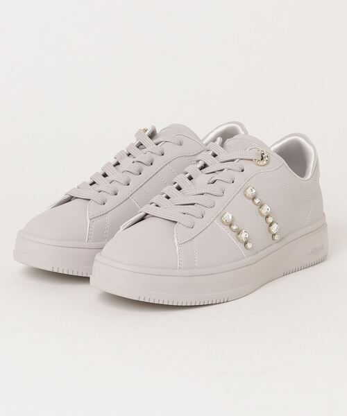 +diana（プラスダイアナ）の「【軽量】ビジュー付きコートスニーカー（スニーカー・レディース・ピンク/ブラック/グレー/ホワイト/ブルー・22.5cm/23.5cm/24.5cm/25.5cm/23.0cm/24.0cm/25.0cm/22.0cm/21.5cm/26.0cm）」の3枚目の写真