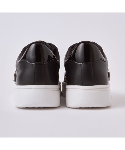 +diana（プラスダイアナ）の「【軽量】ビジュー付きコートスニーカー（スニーカー・レディース・ピンク/ブラック/グレー/ホワイト/ブルー・22.5cm/23.5cm/24.5cm/25.5cm/23.0cm/24.0cm/25.0cm/22.0cm/21.5cm/26.0cm）」の18枚目の写真