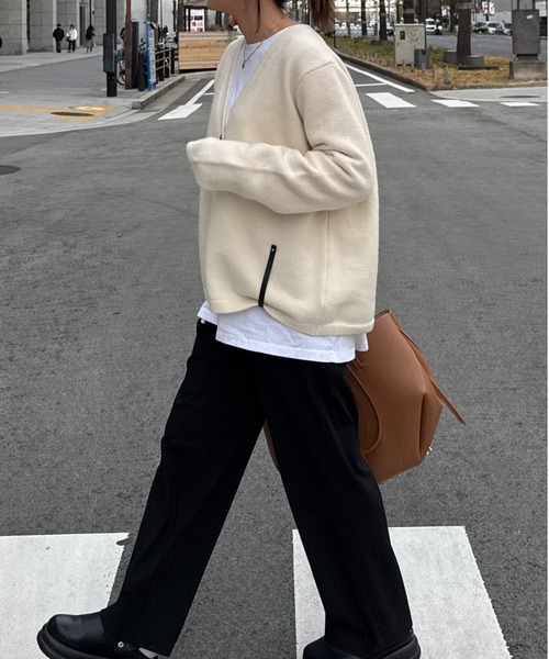 ISOOK（アイスー）の「ストラップ付きニットカーディガン(chiica select)/ ビックシルエット ルーズ Vネック 長袖 春ニット 白 黒 アイボリー ブラック（カーディガン/ボレロ・レディース・ブラック/アイボリー・FREE）」の4枚目の写真