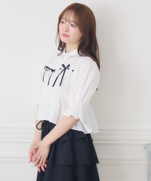 ems excite（エムズエキサイト）の「ステッチリボンペプラムSH（シャツ/ブラウス・レディース・ホワイト/ダークブルー/ライトブルー・FREE）」の13枚目の写真