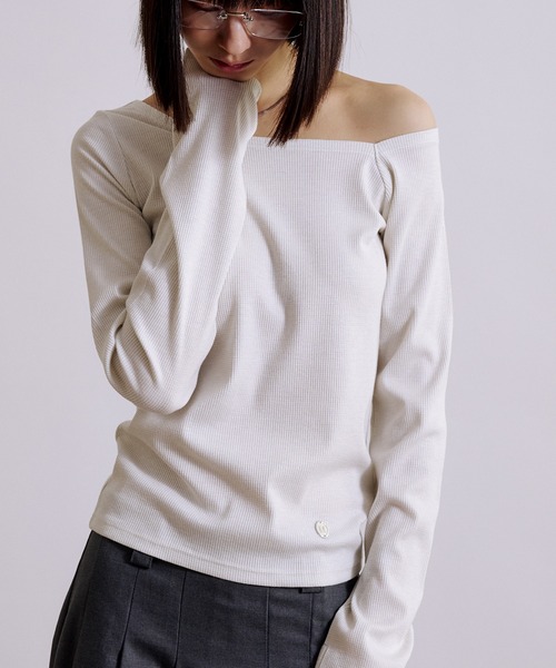 MUHET（ミュエータ）の「glitter ribbed one shoulder tops / ラメリブワンショルダートップス（Tシャツ/カットソー・レディース・ブラック/カーキ/杢グレー/オフホワイト・FREE）」の2枚目の写真