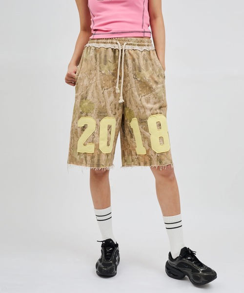 atmos pink(アトモスピンク)の「atmos pink Damaged Half Sweat Pants / アトモス ピンク ダメージ ハーフ スウェット パンツ(その他パンツ・レディース・カモフラージュ/ブラック・FREE)」の2枚目の写真
