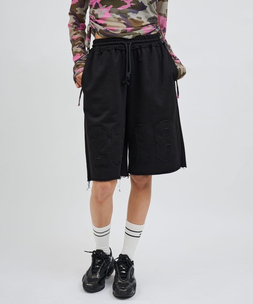 atmos pink(アトモスピンク)の「atmos pink Damaged Half Sweat Pants / アトモス ピンク ダメージ ハーフ スウェット パンツ(その他パンツ・レディース・カモフラージュ/ブラック・FREE)」の1枚目の写真
