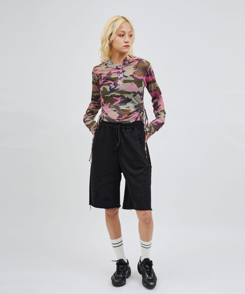 atmos pink(アトモスピンク)の「atmos pink Damaged Half Sweat Pants / アトモス ピンク ダメージ ハーフ スウェット パンツ(その他パンツ・レディース・カモフラージュ/ブラック・FREE)」の3枚目の写真
