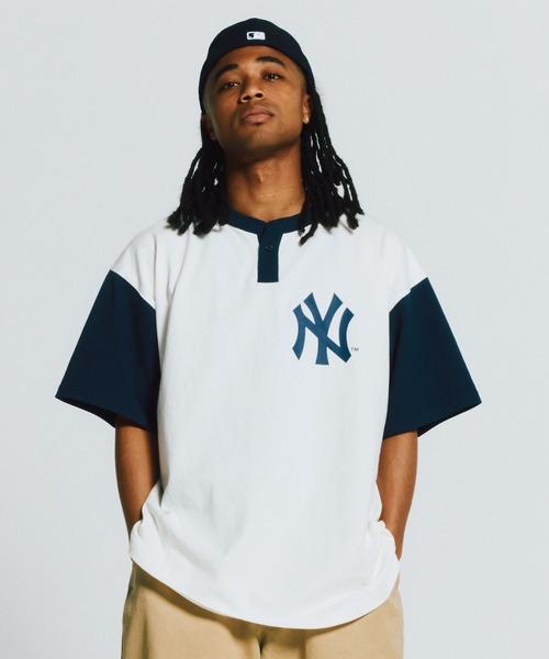 【KEBOZ】KEBOZ × MLB NEWYORK YANKEES ROUND HEM S/S TEE KEBOZ × MLB NEW YORK YANKEES ROUND HEM HENLEY NECK S/S TEE