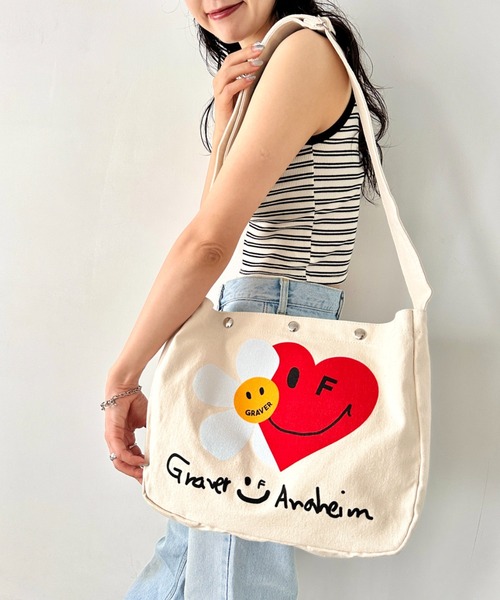GRAVER OF ANAHEIM(グレイバーオブアナハイム)の「【日本未発売】GRAVER(グレーバー)/別注 A4対応 プリント コットン アジャスターベルト キャンバスショルダーバッグ(ショルダーバッグ・レディース・その他1/その他2/その他3/その他5/その他4/その他7/その他9/その他6/その他8/その他10・FREE)」の2枚目の写真