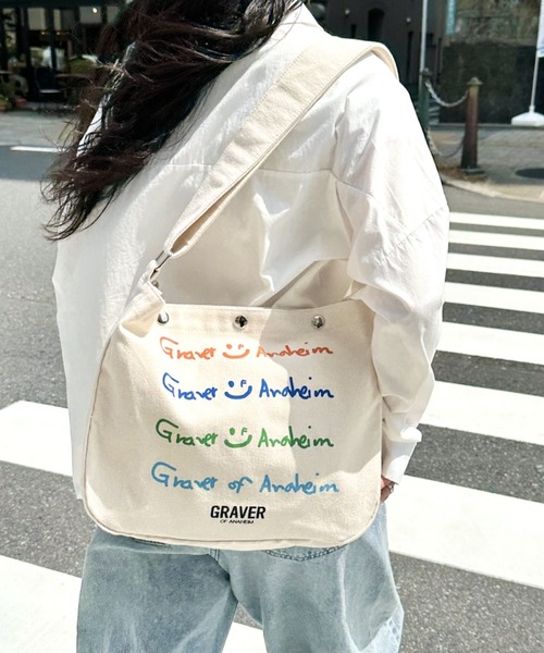 GRAVER OF ANAHEIM(グレイバーオブアナハイム)の「【日本未発売】GRAVER(グレーバー)/別注 A4対応 プリント コットン アジャスターベルト キャンバスショルダーバッグ(ショルダーバッグ・レディース・その他1/その他2/その他3/その他5/その他4/その他7/その他9/その他6/その他8/その他10・FREE)」の3枚目の写真