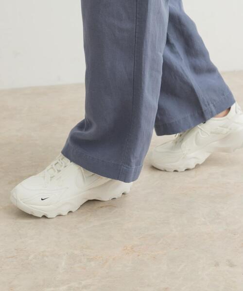 NIKE（ナイキ）の「NIKE　TC7900（スニーカー・レディース・オフホワイト・25/23/23.5/24/24.5）」の3枚目の写真