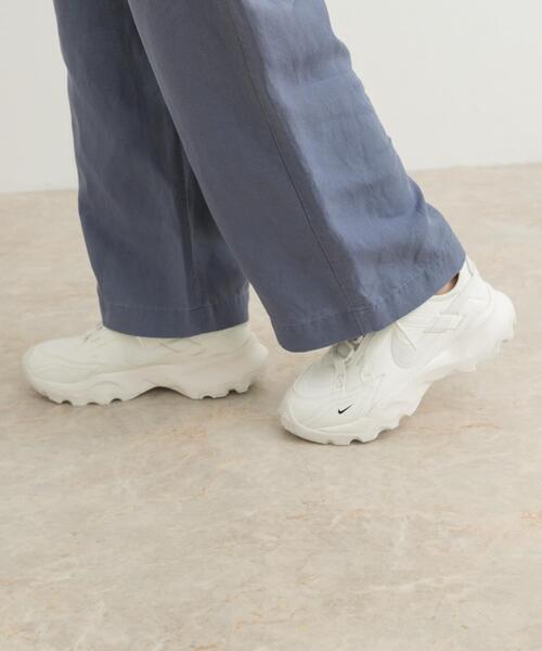 NIKE（ナイキ）の「NIKE　TC7900（スニーカー・レディース・オフホワイト・25/23/23.5/24/24.5）」の4枚目の写真